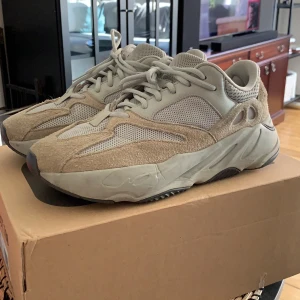 Yeezy 700 salt - Säljer nu mina yeezy 700 salt, otroligt sköna och har tecken på användning men fortfarande bra skick, skriv om du är intresserad!:)