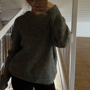 Grå stickad tröja - Väldigt fin stickad tröja i storlek S från Lager 157. Använd fåtal gånger💗