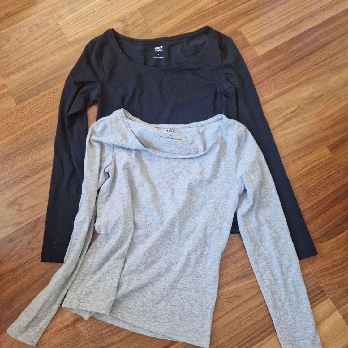 Två tunna långärmade tröjor