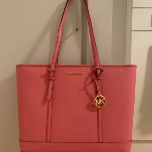 Michael Kors väska - 🤍