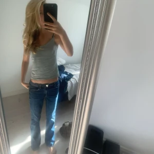 Marinblåa jeans - Ursnygga marinblåa jeans! Passar perfekt till allt🥰 Säljer pga att dem är för små på mig nu som är 165 cm lång💖 