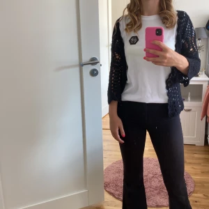 Svart virkad bolerotopp - Säljer en superfin svart virkad bolerotopp. Den har ett snyggt mönster och trekvartsärmar, perfekt för att piffa upp en enkel outfit. Passar både till vardags och fest! 🖤 går att knäppa med:)