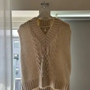 Säljer en superfin beige stickad väst från H&M. Den har ett snyggt flätmönster framtill och en v-ringad hals. Perfekt för lager-på-lager under hösten eller vintern. Västen är i storlek XS och är i nyskick. Passar både till vardags och lite mer uppklädda tillfällen! färgen framgår bäst på sista bilden❤️