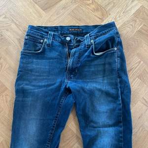 Ett par fräscha nudie jeans i storlek W30L32. Jeansen är i en sorts mörklblå/grå färg vilket ger en shychst unikhet. De är i väldigt bra skick med inga stora defekter. Vid minsta lilla fråga är det bara att skicka ett PM, svarar inom 24h. Pris: 350kr