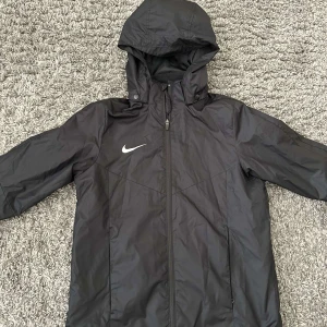 Storleken är 158-170 - Jättebra kvalitee, funkar bra under hösten och våren.