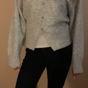 Grå stickad kofta - Säljer en mysig grå stickad kofta från Neo noir😍. Nypris ca 800kr. Perfekt för kyliga dagar och passar till både vardag och fest. Koftan har långa ärmar och en normal passform. Superfin att ha över en t-shirt eller blus! 💕