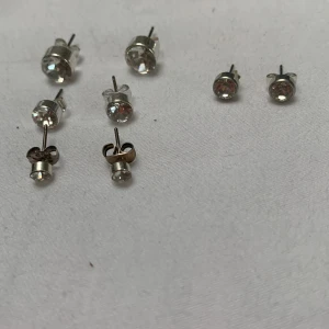 Diamant örhängen - Diamnt örhängen och dom som ligger på rad är i set men dom andra är väldigt lika