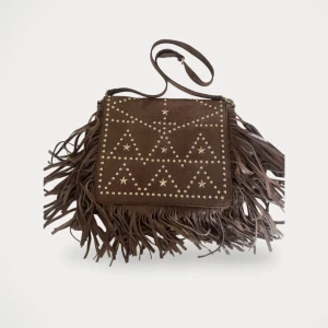 Jimmy choo väska - Axelremsväska från Jimmy Choo.   Storlek: 33x28 cm Material: Real leather Använd, men utan anmärkning.