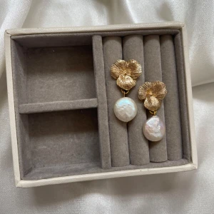 Astrid earrings  - 45kr per par, äkta sötvattenspärlor🩷 kika gärna in de andra annonserna som jag lagt ut för liknande smycken🌸