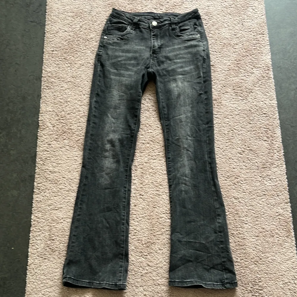 Säljer mörk grå SHEIN jeans för att dom är förkorta för mig men dom är bra skick . Jeans & Byxor.