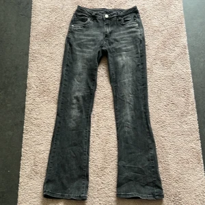 Mörk grå jeans - Säljer mörk grå SHEIN jeans för att dom är förkorta för mig men dom är bra skick 