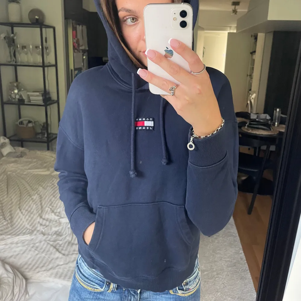 Blå hoodie från Tommy Hilfiger i bra skick!💙  (Pris kan diskuteras💘). Hoodies.