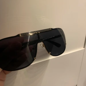 Versace solglasögon  - Säljer nu dessa fina glasögon box och ett kort följer med ny pris går runt för 2000kr