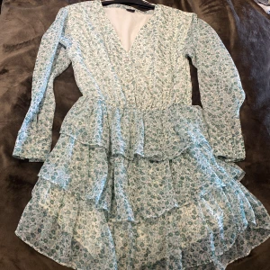 Blommig klänning  - Superfin men kommer inte till användning, använd 2 ggr! Storlek S Säljes för 60kr
