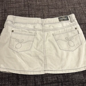 Lågmidjad vintage kjol  - Lågmidjad jeanskjol i ljus blå/grå.