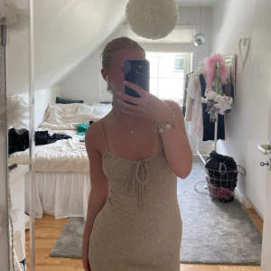Beige klänning - Beige klänning med knytning fram från Bershka. Använd några få gånger.🐻