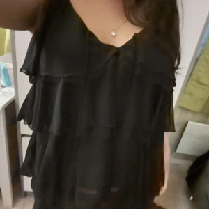 Volang topp  - En jätte fin volang topp från zara endast amvönd 1 gång. Hittar tyvär inget sätt att stayla den på drf säljer jag den!  Toppen är i storlek M men passar mig som har S,  Nypis: 250kr   Skriv för fler bilder!  Frakt betalas av köparen!