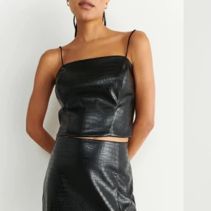 Skinn linne - Skinn linne från Gina Tricot, storlek S. Endast använd en gång. Är i bra skick. 
