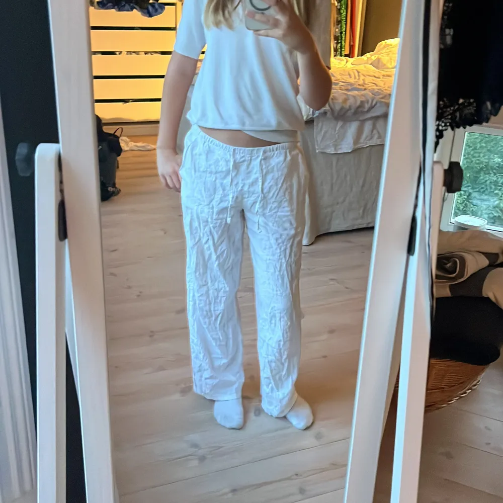 Säljer dem här linnebyxorna från Gina tricot. Jätte bra skick kommer även stryka dem om dem blir sålda.. Jeans & Byxor.