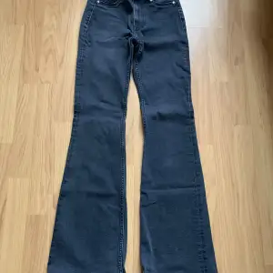 Jeans Divided. Strl: 32, svarta. Full length. 