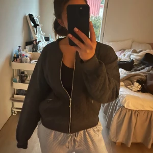 Jacka - Säljer denna lite tunnare jacka, köpt secondhand. Kommer tyvärr inte till någon vidare användning men skulle passa super bra till lite kallare sommardagar eller vår.. då det en väldigt tunn jacka.