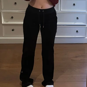 Svarta juicybyxor - Ett par nästan helt oanvända juicy byxor🖤 Nypris ca 1100 Skriv för fler bilder💗