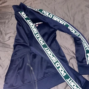 Ralph Lauren - Snygg tröja som nu är för liten men den är jättefin o så gott som ny