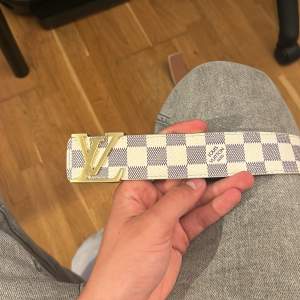 Säljer ett Louis Vuitton bälte för de ej används. När jag väll använde de så fick jag massor med komplimanger.  Bältet är i 7/10 skick. Storlek 46/115 så passar dig som har M/L Ställ gärna frågor om det undras!!!