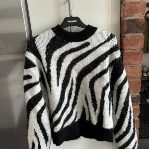 Fin zebra mönstrad stickad tröja😻 - Den är använd 3 gånger, väldigt fint skick🥰