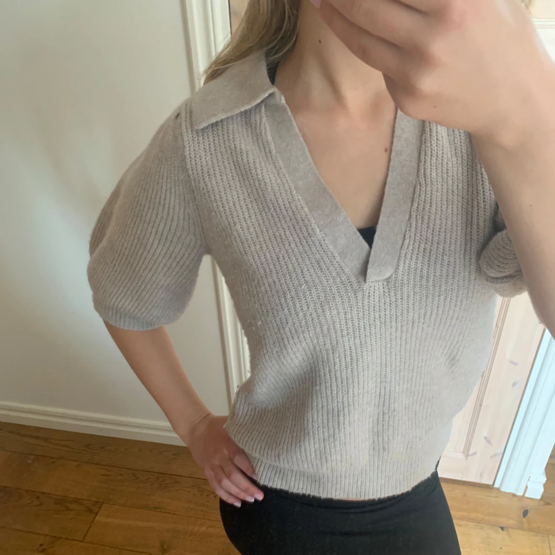 Stickad kofta med puffärmar