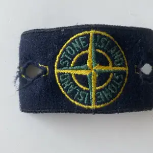 Säljer ett Stone island märke, märket har suttit på en tröja men tröjan gick tyvärr sönder 