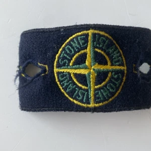 Stone island märke  - Säljer ett Stone island märke, märket har suttit på en tröja men tröjan gick tyvärr sönder 