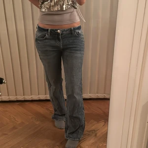 Lågmidjade jeans - Lågmidjade jeans köpta på hm för längessen. Aldrig använda. Mycket bra skick! Storlek 38 men sitter bra på mig som vanligtvis har 36🥰