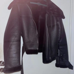 Skinnjacka  - Jätte fin svart skinnjacka med väldigt skön päls i storlek M. Användes bara två gånger. Köpte den för 600kr men säljer den för 400kr. ( frakt ingår)