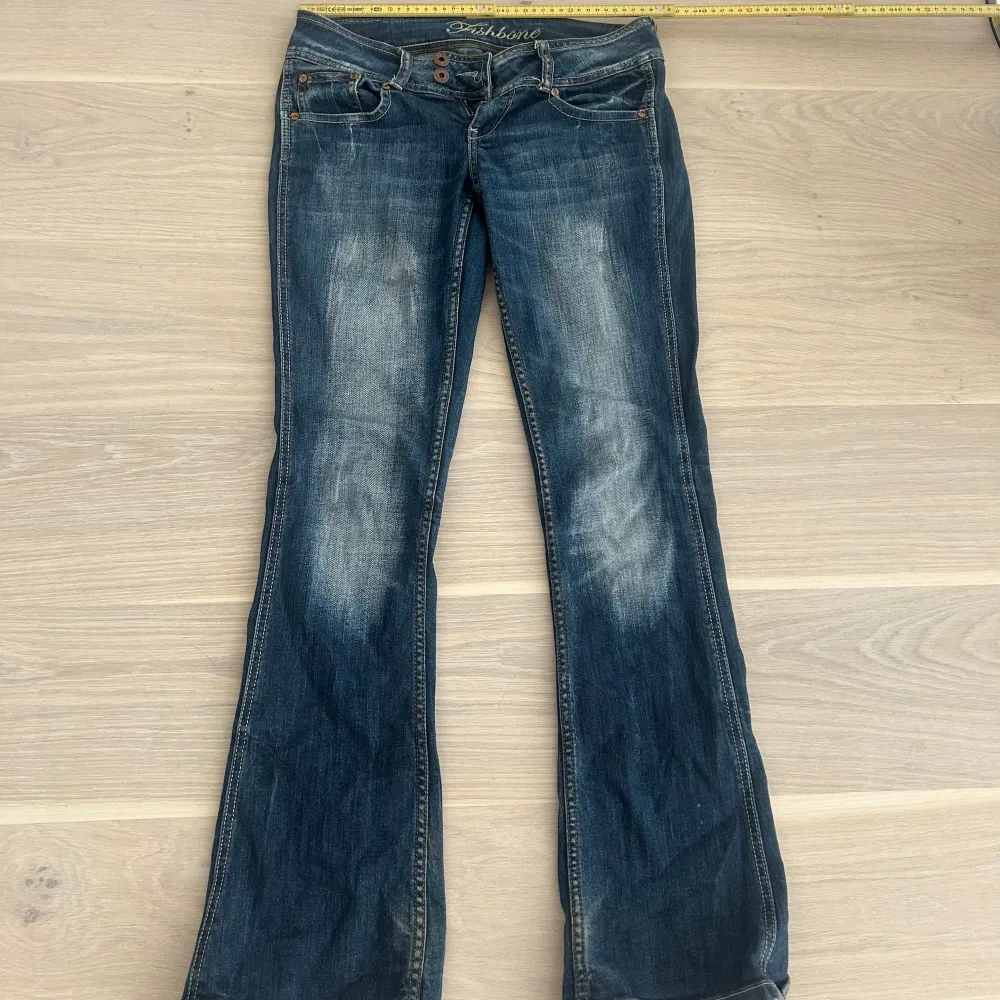 Jättefina lågmidjade jeans från Fishbone/new yorker i strl 27, skulle dock uppskatta de till 25/26💕Slitningar på baksidan längst ned vilket man kan se på den sista bilden, inget som man tänker på dock. Hör av er vid frågor, mått syns på bilderna! . Jeans & Byxor.