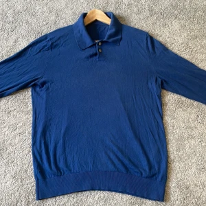 A.P.C pullover - Tja, säljer nu denna snygga A.P.C pullovern, nypris 1499kr🤝✨🥂Leverans 1-2 dagar med PostNord eller Instabox.✅👌🏻