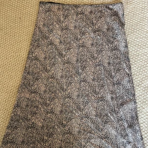 Beck södergaard kjol  - Beck södergaard kjol i så fint” leopard ” mönster🤍storlek s! Använd typ 3 ggr🤍säljs i befintligt skick 
