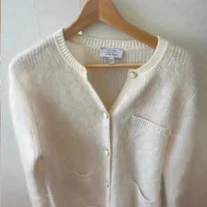 & other stories kofta  - Kollar intresse för den populära other stories koftan som är svår att få tag på. Nypris runt 1400. Lägg bud 💗