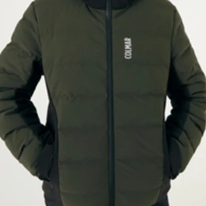 Colmar skidjacka och skidbyxor  - Snygg grön skidjacka från Colmar  samt matchande skidbyxor strl 14 eller strl 34. Aldrig använda och kommer med tags. Jackan har muddar i ärmarna samt snölås på insidan som knäpps längs ner. Perfekt för kyligare väder och skidåkning. Den har en stilren design med en bekväm passform, passar både killar och tjejer. 3900 kr för båda, nypris 4300 kr för jackan och 1950 kr för byxorna.