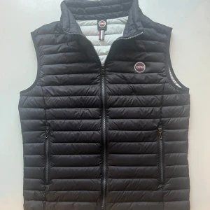 Colmar Down Vest - Dunväst från Colmar med dragkedja och två fickor framtill. Västen har en diskret logotyp på bröstet. 