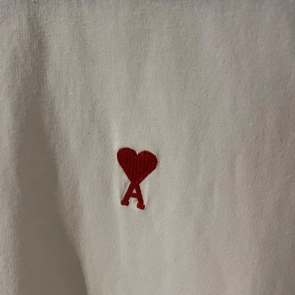 Säljer denna vita Ami Paris t-shirten i nyskick. Använd fåtal gånger men inga tecken på användning eller deffekter förekommer. | Skick:10/10 | Storlek: S | Pris: 999kr | Retail: 1400kr |. Hör av dig vid frågor eller funderingar! Kvitto finns.. T-paidat.