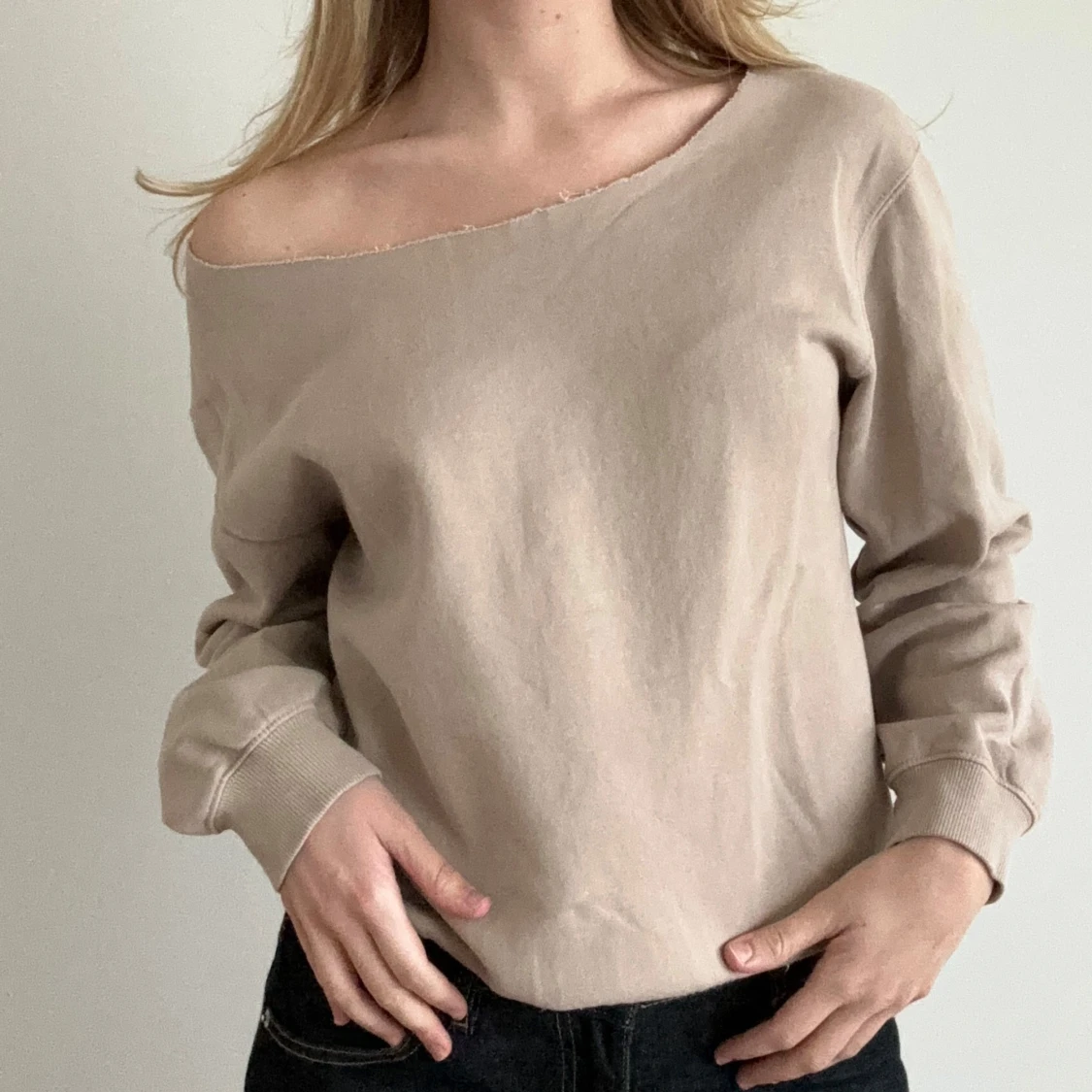 Beige offshoulder tröja