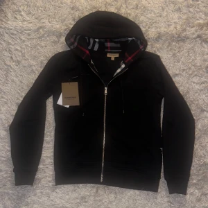 Svart burberry zipper - En svart burberry zipper, storlek S, i nytt skick (aldrig använt) och bästa material, skriv om ni har frågor
