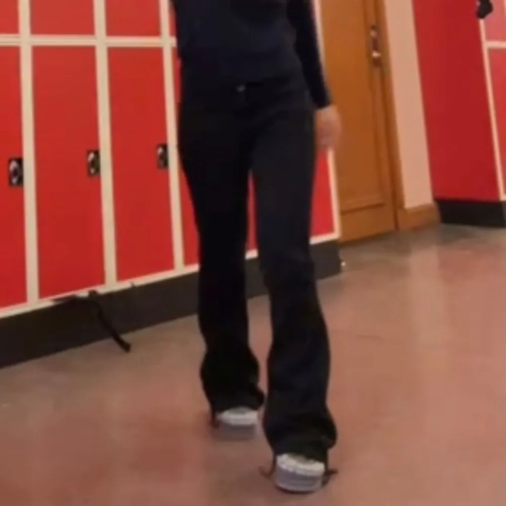 Snygga kolsvarta svarta bootcut jeans med låg midja❤️ Jag är 161 och dom sitter perfekt i längden på mig, skulle säga att dom är storlek 34-36!. Farkut & Housut.