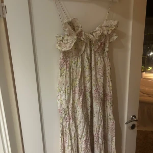 Blommig långklänning med volangdetaljer från hm - Super fin långklänning från hm i strl xs