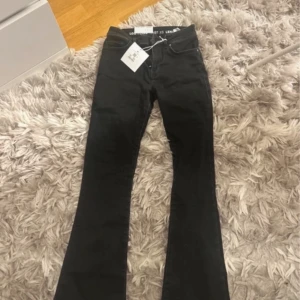 Svarta lågmidjade jeans - helt nya svarta lågmidjade jeans från Bikbok. Storlek xs längd 31. Jag är 165. Prislapp är kvar! Nypris 600