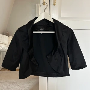 Svart bolero - Superfin svart bolero, perfekt till fest 💞