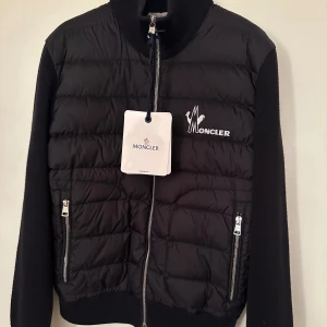 Moncler cardigan  - Moncler cardigan. Storlek M. Skick super fint med tags. Färg: svart. Pris 4490kr. 
