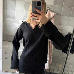 Svart stickad tröja  - Från Vero Moda, storlek M men sitter som en Xs/S❤️ 
