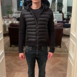 Jott cardigan - Säljer en oanvänd Jott cardigan i storlek S. Den har avtagbar luva och är snygg både utan och med luva. Vid frågor är det bara att höra av sig! Nypris 2000kr-3000kr